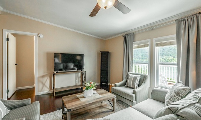 Chattanooga House | The Riverhouse | On The Water | Large Deck Space! | 3 Bed, 2 Bath