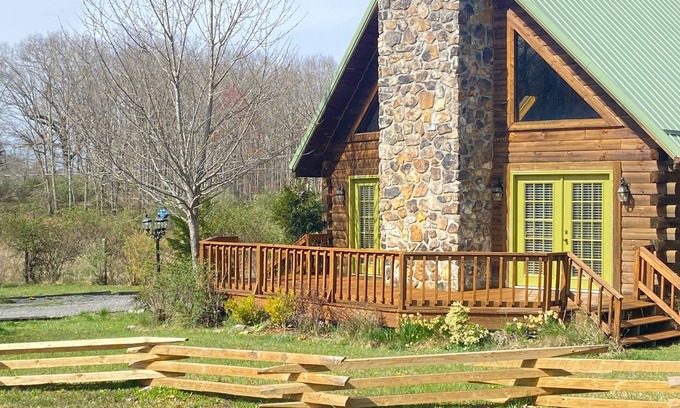 Lerona Cabin | The Robin a sweet cabin at Pipestem Place