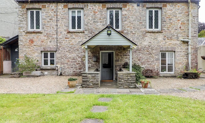 Cowbridge Cottage | THE ROBINS NEST, pet friendly, with open fire in Cowbridge