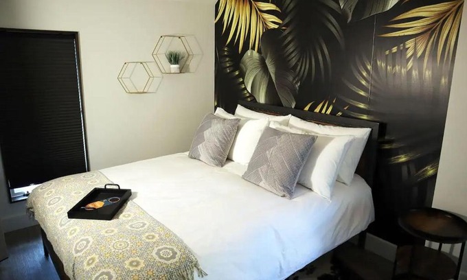 Minden Hills Hotel | The Rockcliffe Moore Falls (Palms Suite)