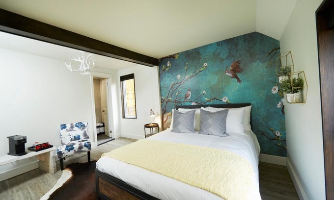 Minden Hills Hotel | The Rockcliffe Moore Falls (South Bird Suite)