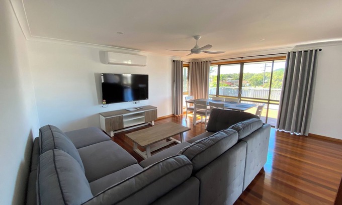 South West Rocks House | The Rocks Family entertainer, just 10-min walk to town & beach!