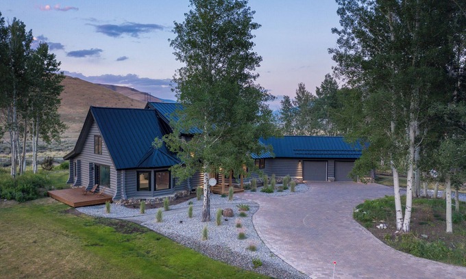Hailey Cabin | The Rodeo Cabin on 5 Acres | Hot Tub, Peloton Bike, and Pet-Friendly!