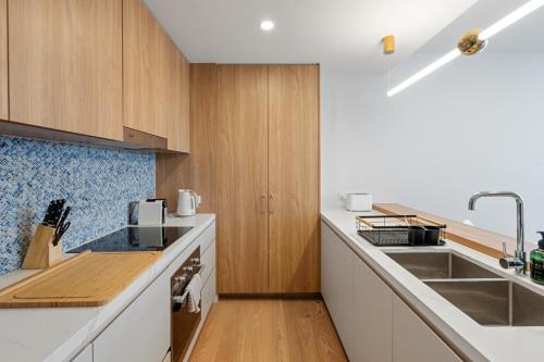 Kangaroo Point Apartment | The Roocrest - Kangaroo Point Brand New 2BR with Parking