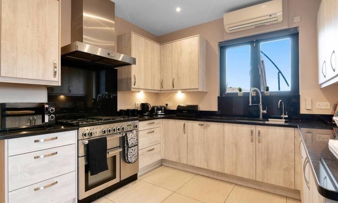 Gravesend House | The Roost Group - Meadow Lodge - Hot Tub
