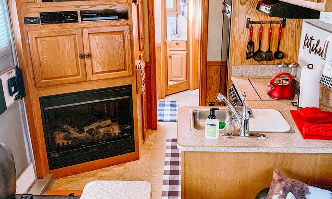 Lydia House | The Roost - LQ Horse Trailer - Farm Stay Petting Zoo Experience -5 mins off I-95