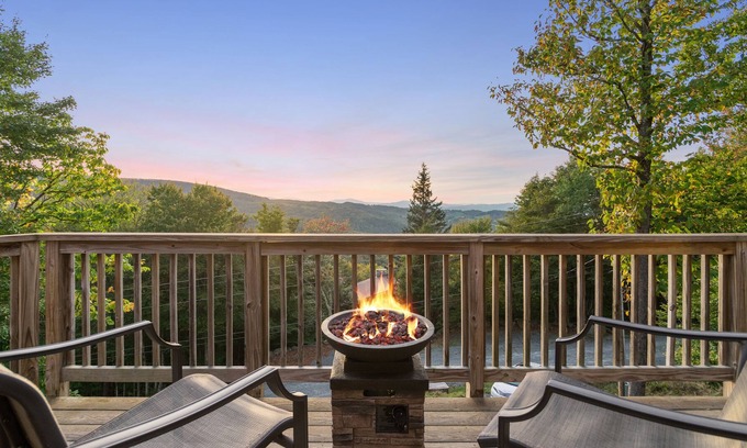 Beech Mountain Cabin | The Roost - On Beech Mtn, Fireplace, Amazing Views, Game Tables