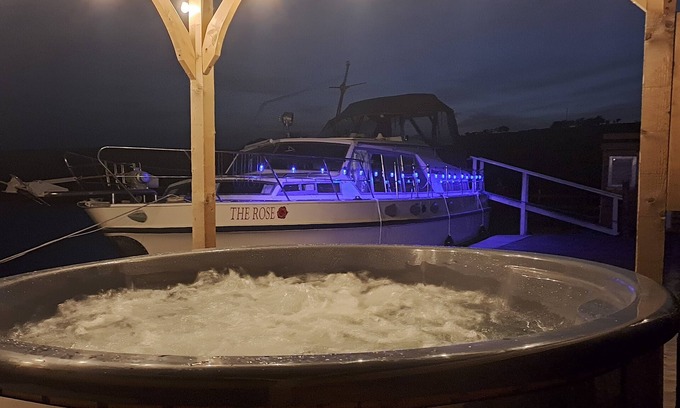 Mawr Boat Rental | The Rose 37ft Lakeside Yacht inc Hot Tub