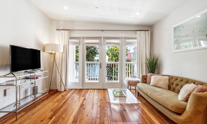 Irish Channel Apartment | The Rose on Magazine - Centrally Located