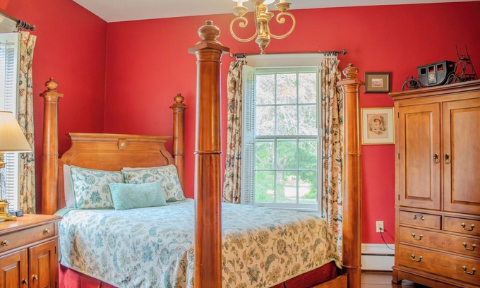 Clinton Apartment | The Rose Room - Charming Private Room w/Ensuite Bath in Historic Downtown Home