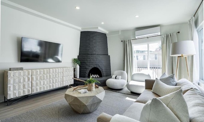 Beach Barber Tract House | The Rosemont II - La Jolla Luxury