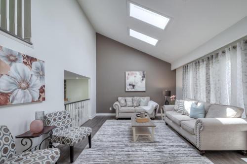 Thornhill Villa | The Rosewood 1 Bedroom Basement Retreat