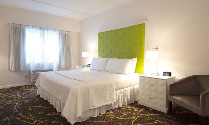 Roslyn Hotel | The Roslyn, Tapestry Collection by Hilton - One King Bed #5