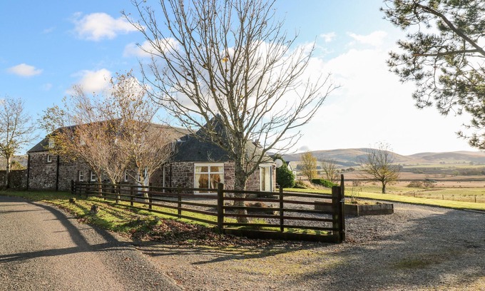 Auchterarder Cottage | THE ROUNDHOUSE, family friendly, luxury holiday cottage in Blackford