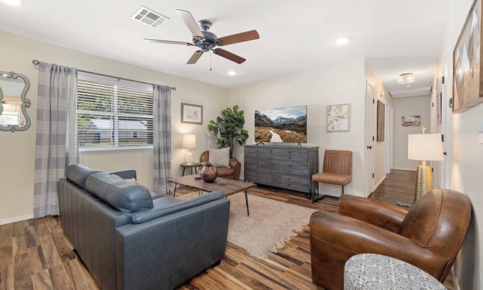 Downtown House | The Rover - Market District - 1m to DT Bentonville