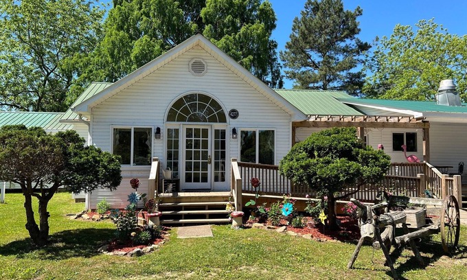 Mentone House | The Royal Suite at The Hatter Cafe and Country InnnBreakfast included