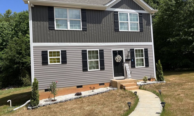 Ranlo House | The Royal Suites.Family Friendly-Close to CLT Airport. Beautiful and peaceful.