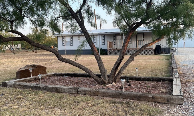 Voss House | The Runaway Place @ O.H. Ivie - 2 minutes from Elm Creek Marina and boat ramps.