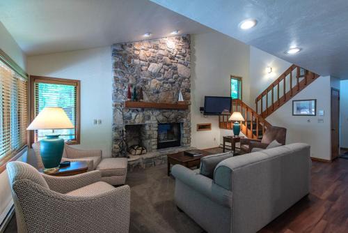 Baileys Harbor Apartment | The Rushes
