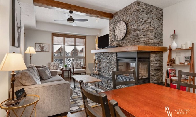 East Kootenay Apartment | The Sable Bright Side | Pool | Hot Tub | Top Floor