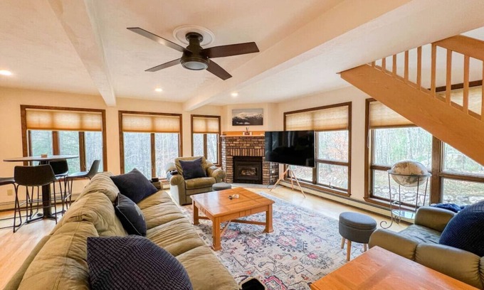 Birchview by the Saco Apartment | The Saco Getaway | River Access | Storyland