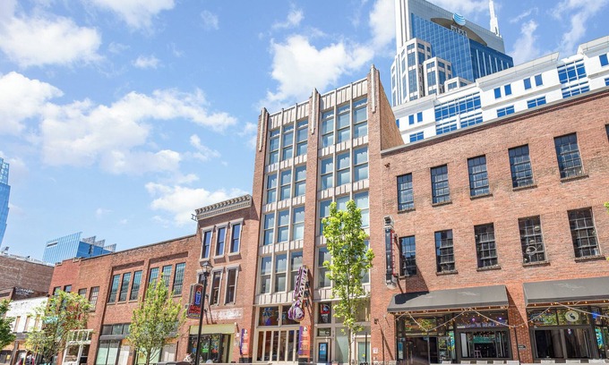 Downtown Nashville Cottage | The Saddlery - Mic Drop - Walk to Broadway