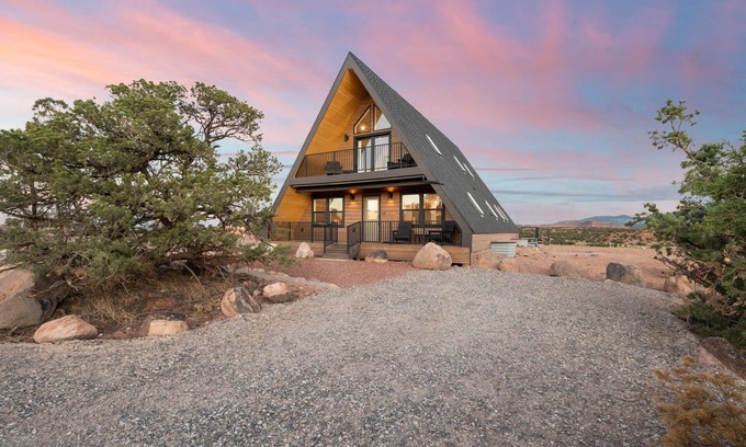 Torrey House | The Sage House: Sleeps 16 with incredible views!