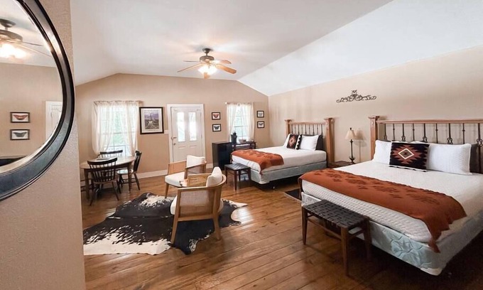Salado Apartment | The Salado Inn Kolb Suite