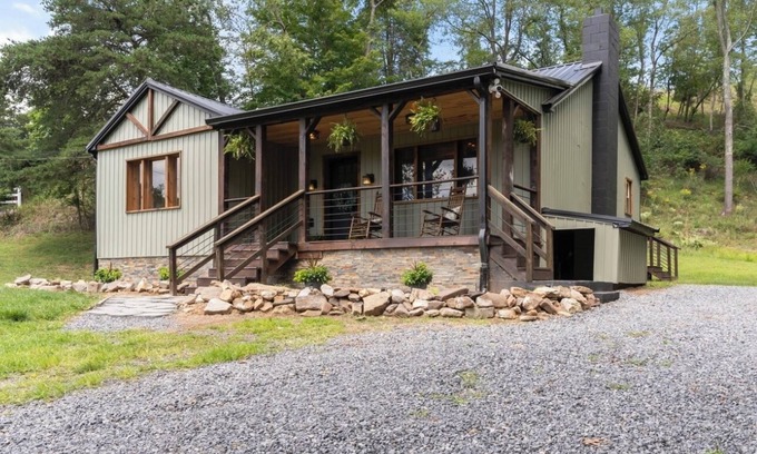 Mathias Cottage | The Sanctuary @ Lost River State Park 2 Minutes from the Park and pet Friendly!