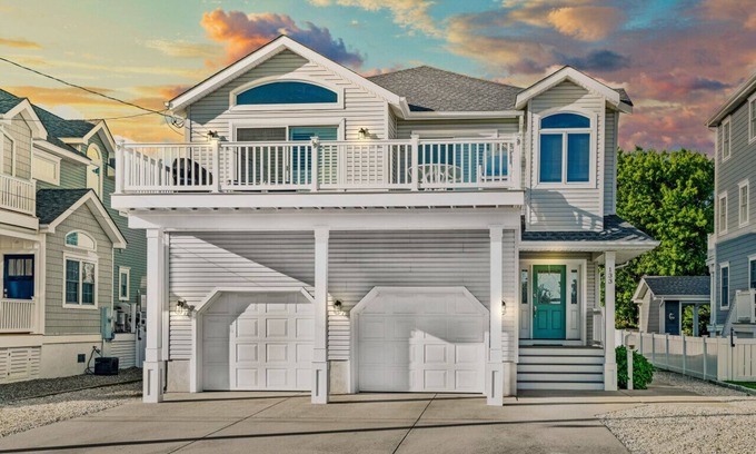 Avalon House | The Sandpiper Beach House: Beautiful & Spacious Smart Home, Close to Avalon's Beach & Town!