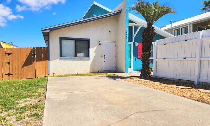 Crescent Beach House | The Sandpiper King Bed 5 Min Walk to Beach!