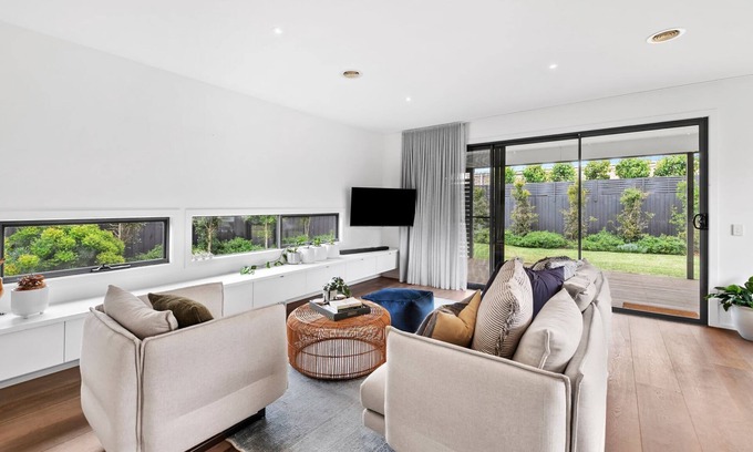 Torquay House | The Sands family entertainer - pet friendly
