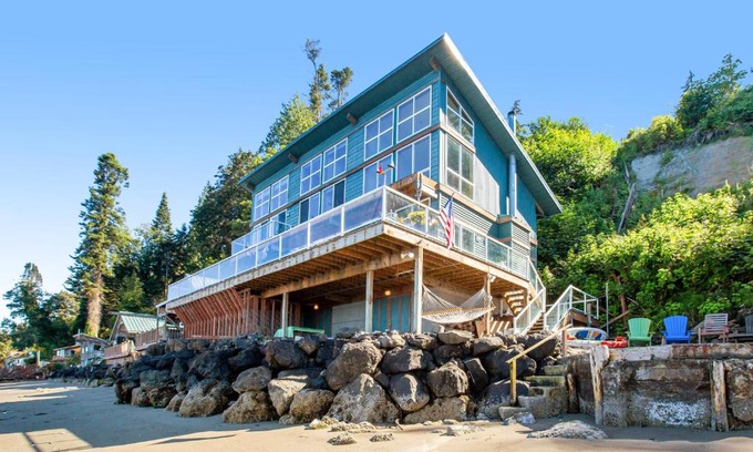 Kingston House | The Sandy Beach House