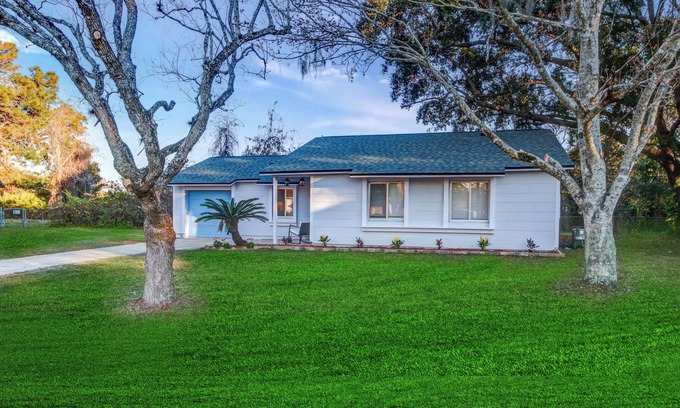 Sanford House | The Sanford Sweet Gum Cottage, Close to Boombah Sports Complex!