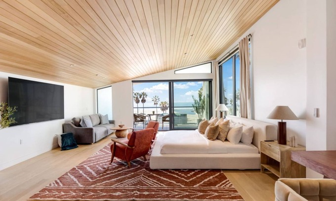 Venice House | The Santa Monica Sunset - Beachfront Luxury
