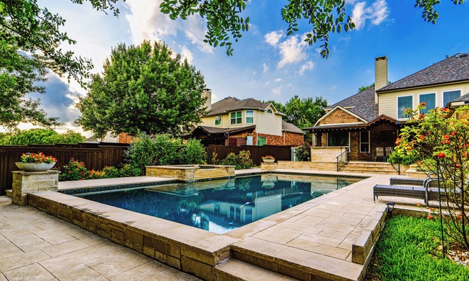 Allen House | The Sapphire Sanctuary : 5 Bedroom Haven & Sparkling Pool