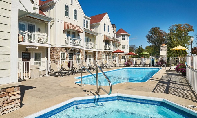 Holland House | "The Savannah" Luxury Townhome, Pool, Hot Tub, Golf Membership, Near Lake and Beaches