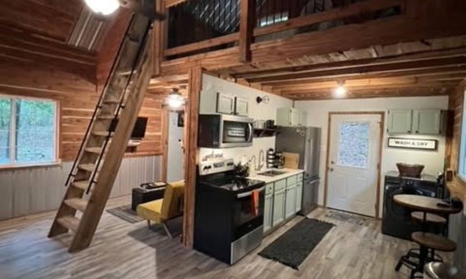 Ironton Cabin | The Sawmill Cabin - Pet Friendly, Near Elephant Rocks