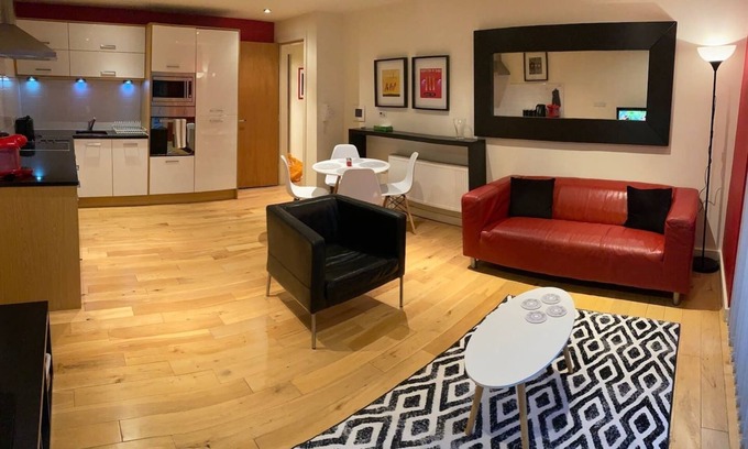 Hull Old Town Apartment | The Sawmill Glossy Sleek Peaceful City Centre red