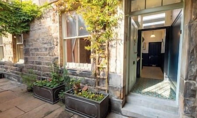 Bonnington Apartment | The Saxe-Coburg Garden Flat with Spa