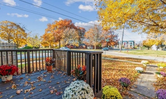 University Heights House | The Scandinavian-Blocks from Kinnick stadium/UIHC