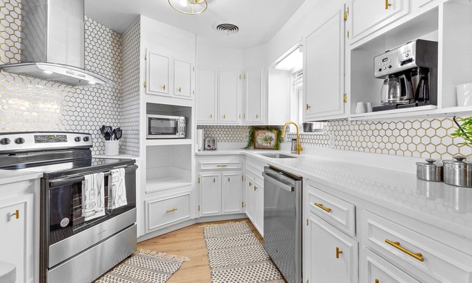 Sayles Blvd. Area House | The Scarlet- Best Place to stay!n