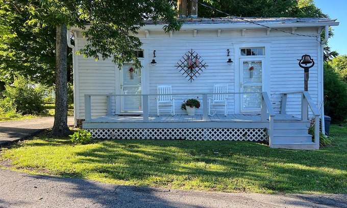 Farmville Cottage | The Schoolhouse in Historic Worsham