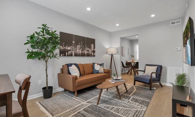 Downtown Columbus Apartment | The Schumacher Townhouse - 2 BR