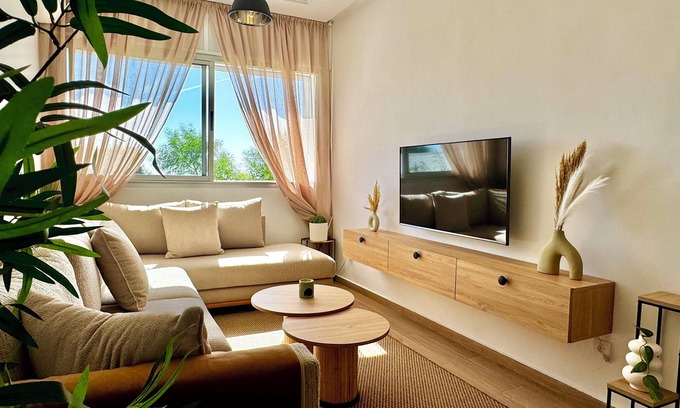 Bni Makada Apartment | The sea view Apartment, beach and corniche on foot, airport 10min away.
