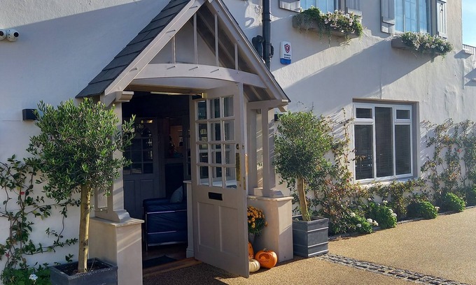 Littlehampton Hotel | The Seaview, East Preston