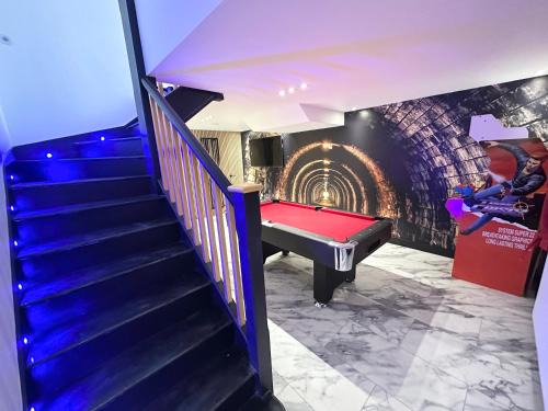 Southbourne Apartment | The Secret Agent Apartment - Brought to you by Coastline Retreats - Brand New - 2 mins walk to Beach - Childrens play den - Pool Table - Time Crisis Arcade Machine
