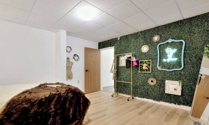 Champaign Apartment | The Secret Garden - Room 5