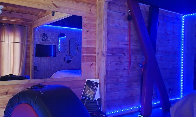 Saint-Aigulin Ski Chalet | The Secret Love Room