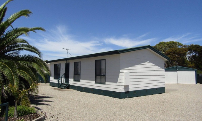Minlacowie House | The Shack @ Hardwicke ~ Free Wifi, Short walk to beach